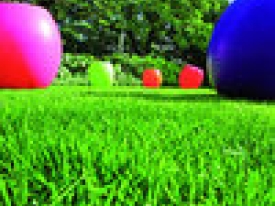 Græs med farvede plastikbolde